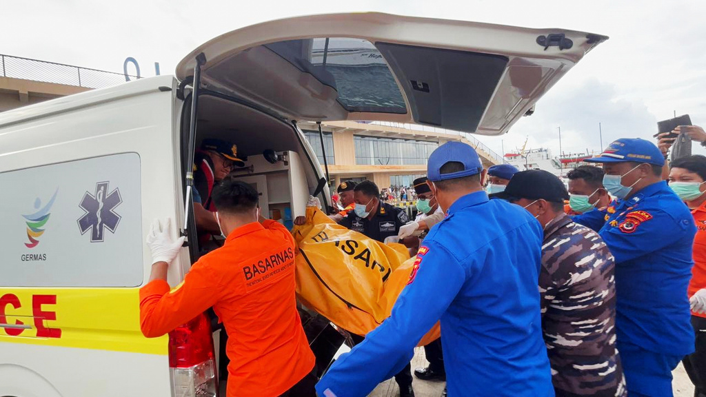 In this photo released by the Indonesian National Search and Rescue Agency (BASARNAS) on Monday, Dec. 29, 2025, rescuers put a body recovered from the water where tour boat sank near Padar Island into an ambulance in Labuan Bajo, Indonesia. (BASARNAS via AP)