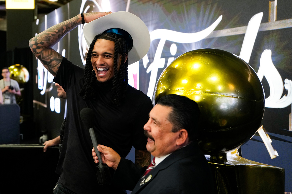 New York Knicks guard Jordan Clarkson laughs with comedian Guillermo Rodriguez before a workout prior to the start of the NBA Finals basketball series against the San Antonio Spurs, Tuesday, June 2, 2026, in San Antonio. (AP Photo/David J. Phillip)