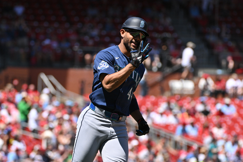 Seattle Mariners' Julio Rodríguez reacts after hitting a two-run home run against the St. Louis Cardinals during the first inning of a baseball game, Saturday, April 25, 2026, in St. Louis. (AP Photo/Jeff Le)