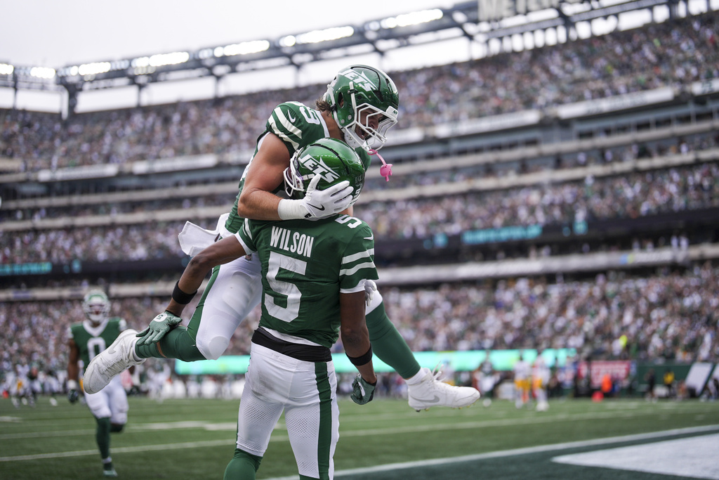 New York Jets tight end Jeremy Ruckert, top, jumps on wide receiver Garrett Wilson (5) after Wilson caught a touchdown pass against the Pittsburgh Steelers during the first half of an NFL football game Sunday, Sept. 7, 2025, in East Rutherford, N.J. (AP Photo/Matt Slocum)