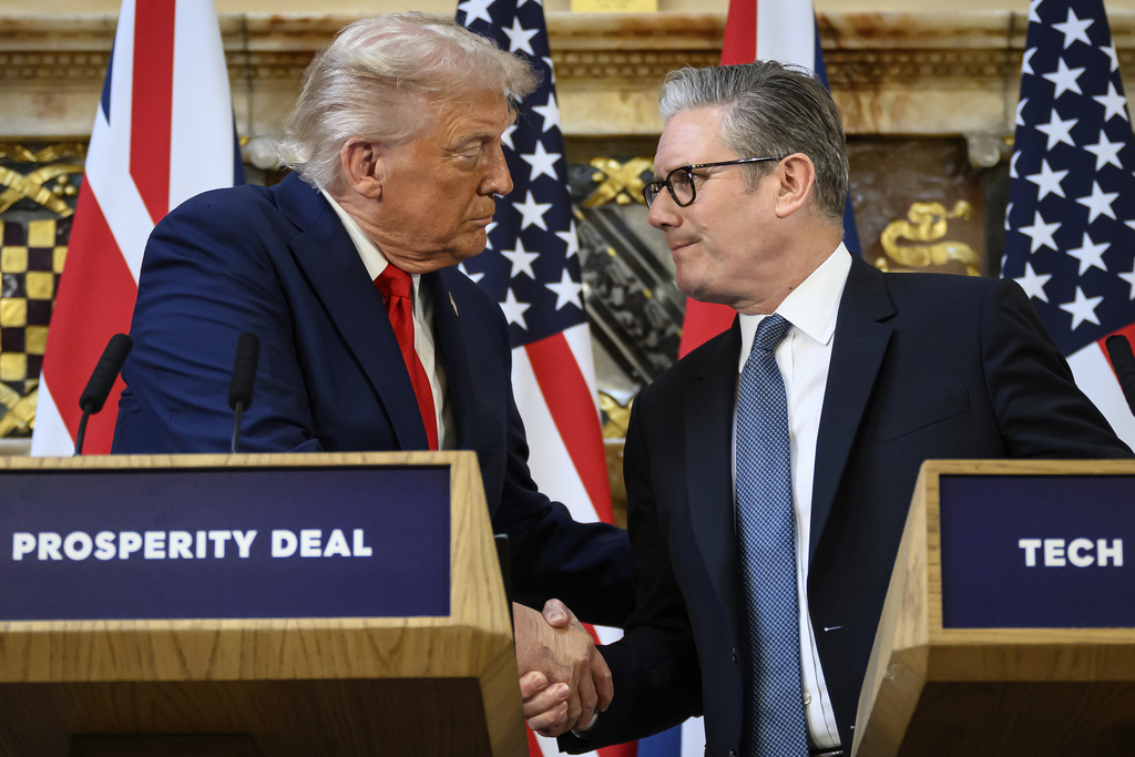 U.S. President Donald Trump, left, and British Prime Minister Keir Starmer look at each other as they shake hands during a press conference at Chequers near Aylesbury, England, Thursday Sept. 18, 2025, at the conclusion of President Trump's second UK state visit, with the previous one taking place in 2019 during his first presidential term. (Leon Neal/Pool Photo via AP)