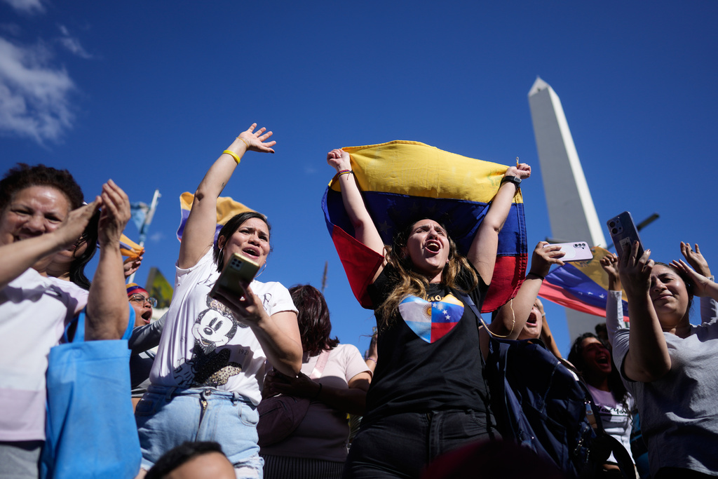 Venezuelans celebrate at the Obelisk in Buenos Aires, Argentina, Saturday, Jan. 3, 2026, after U.S. President Donald Trump announced that President Nicolas Maduro had been captured and flown out of Venezuela. (AP Photo/Natacha Pisarenko)