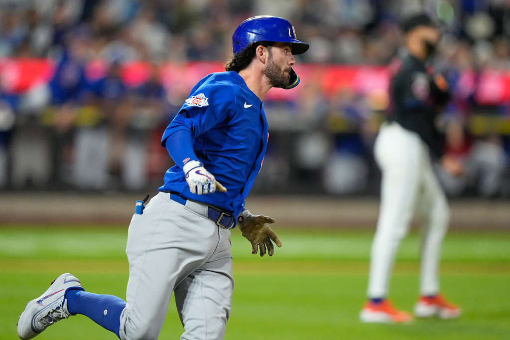 Chicago Cubs' Dansby Swanson runs to first base for a two-run single during the ninth inning in the second baseball game of a doubleheader against the Chicago Cubs Wednesday, June 24, 2026, in New York. (AP Photo/Frank Franklin II)