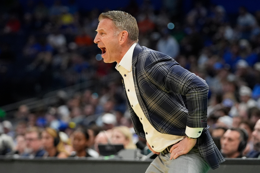 CORRECTS NAME OF COACH - Alabama Coach Nate Oates shouts to players during the first half in the second round of the NCAA college basketball tournament game against Alabama, Sunday, March 22, 2026, in Tampa, Fla. (AP Photo/John Raoux)