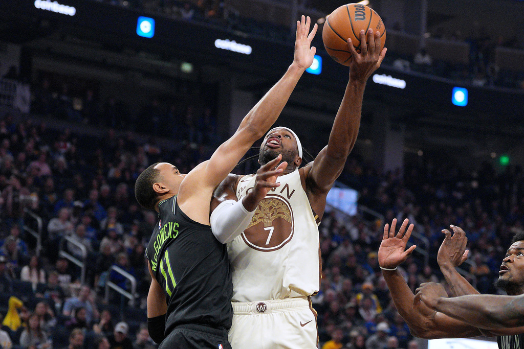 Golden State Warriors guard Buddy Hield (7) drives to the basket against New Orleans Pelicans guard Bryce McGowens (11) during the first half of an NBA basketball game in San Francisco, Saturday, Nov. 29, 2025. (AP Photo/Tony Avelar)