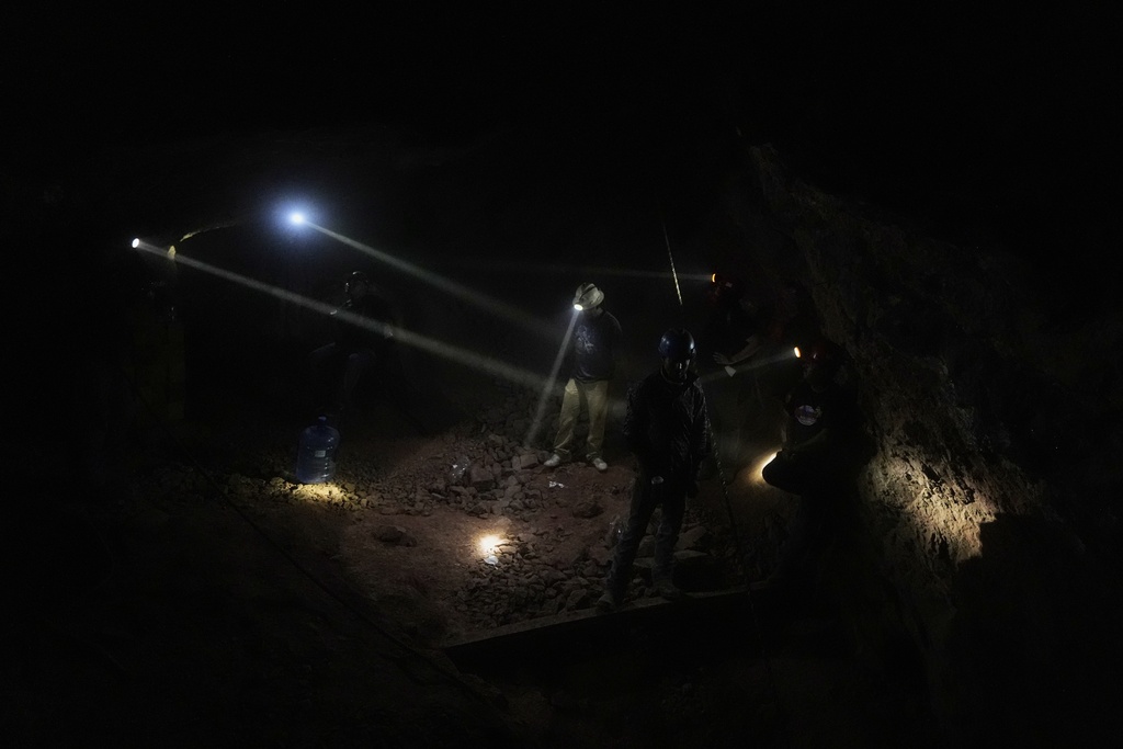 Miners remove mercury stones from one of the caverns in San Joaquin, Mexico, Tuesday, Aug. 19, 2025. (AP Photo/Fernando Llano)