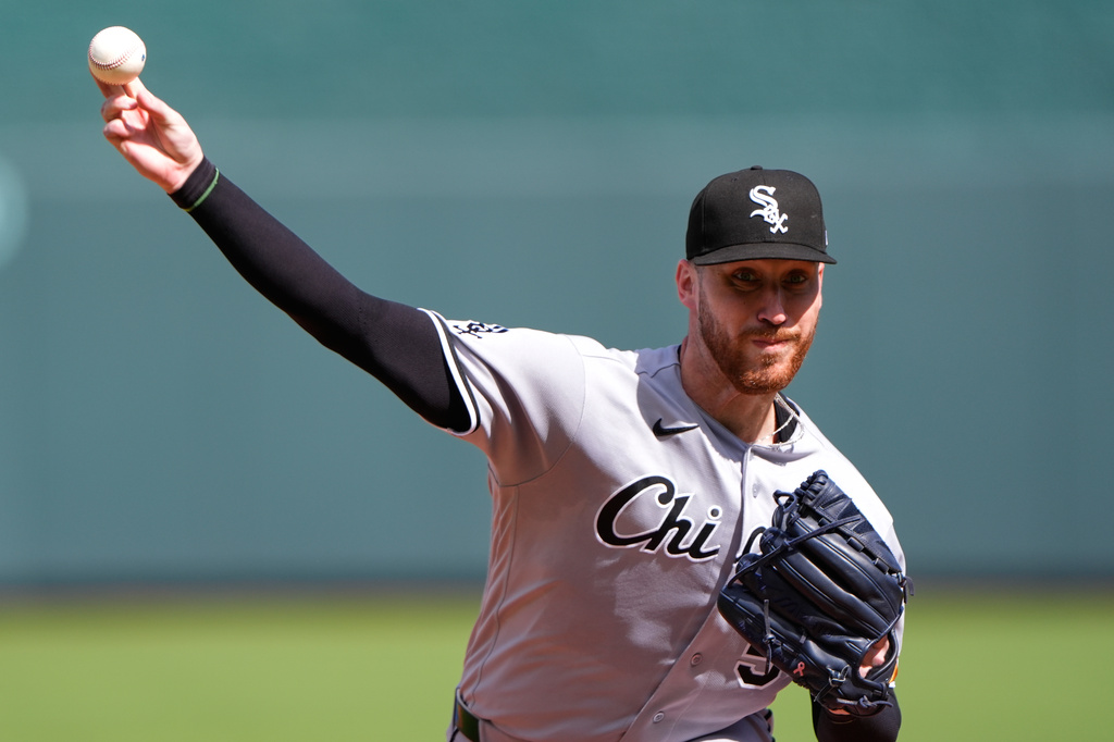 Chicago White Sox starting pitcher David Sandlin throws during the first inning of a baseball game against the Kansas City Royals, Thursday, Sept. 24, 2026, in Kansas City, Mo. (AP Photo/Charlie Riedel)