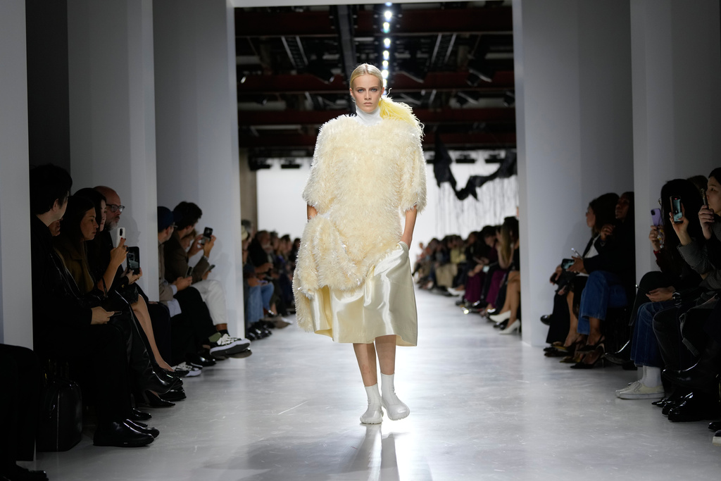 A model wears a creation during the Bottega Veneta women's Spring-Summer 2026 fashion show, in Milan, Italy, Saturday, Sept. 27, 2025. (AP Photo/Luca Bruno)