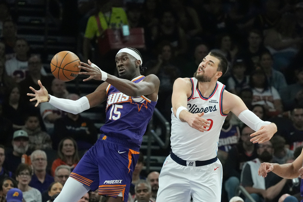 Phoenix Suns center Mark Williams (15) and Los Angeles Clippers center Ivica Zubac battle for a rebound during the first half of an NBA basketball game Sunday, Feb. 1, 2026, in Phoenix. (AP Photo/Ross D. Franklin)