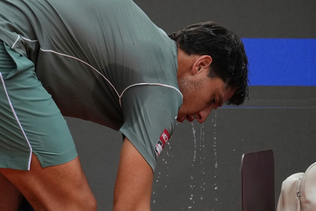 Luciano Darderi of Italy cools off as he plays against Casper Ruud of Norway during their semifinal match at the Italian Open tennis tournament in Rome, Friday, May 15, 2026. (AP Photo/Andrew Medichini)