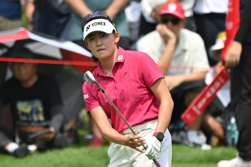 Chisato Iwai of Japan watches her shot on the 8th green during the final round of the LPGA Honda Thailand golf tournament in Pattaya, Thailand Sunday, Feb. 22, 2026. (AP Photo/Kittinun Rodsupan)