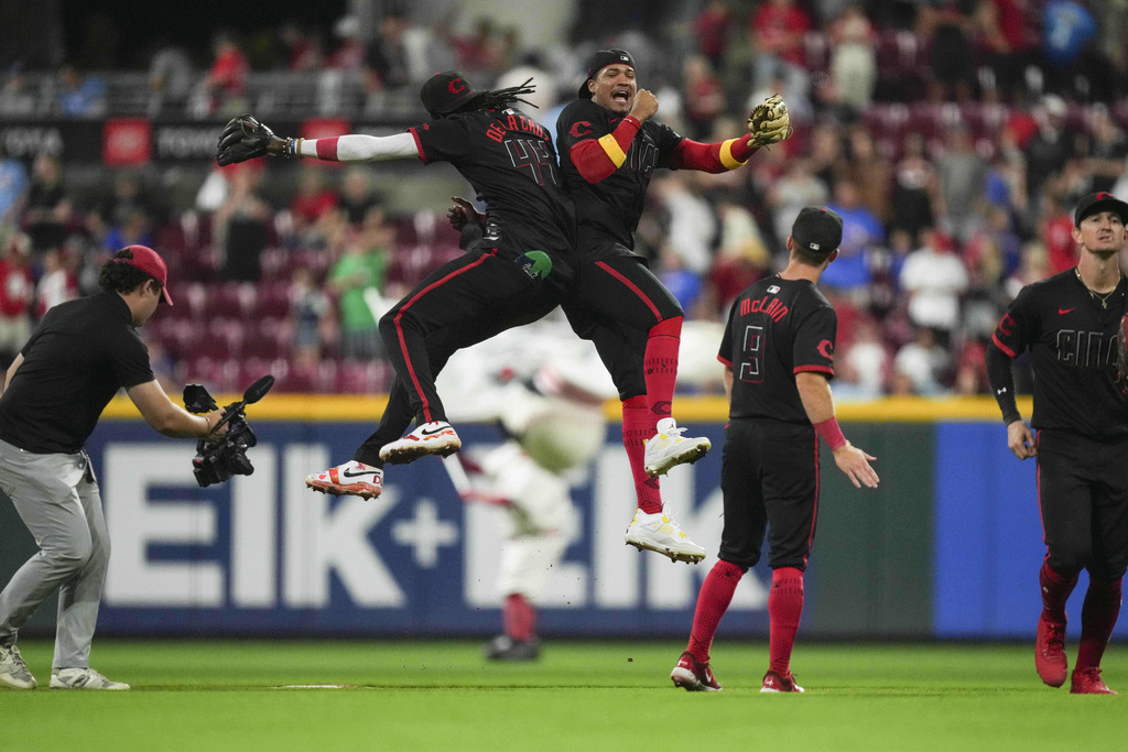 Cincinnati Reds' Elly De La Cruz (44) celebrates with teammate Noelvi Marte following a baseball game against the Chicago Cubs, Friday, Sept. 19, 2025, in Cincinnati. (AP Photo/Jeff Dean)