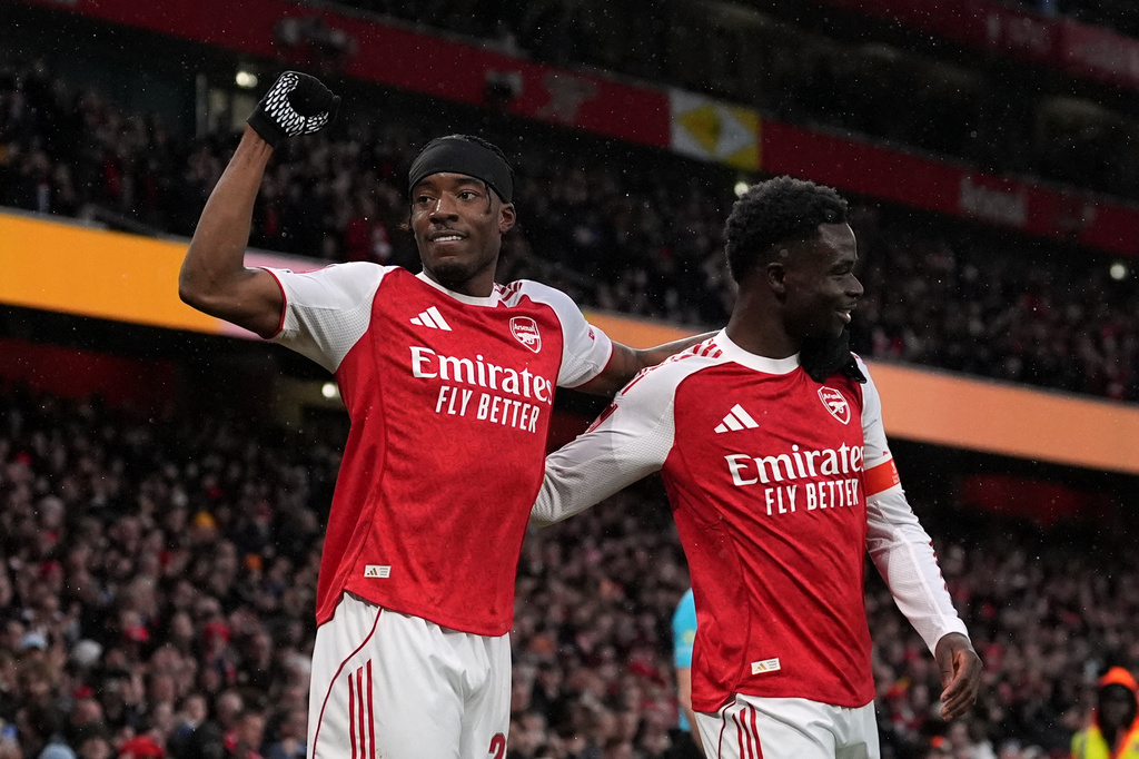 Arsenal's Noni Madueke and Arsenal's Bukayo Saka celebrate scoring their side's first goal during the English FA Cup soccer match between Arsenal and Wigan Athletic in London, Sunday, Feb. 15, 2026.(AP Photo/Maja Smiejkowska)