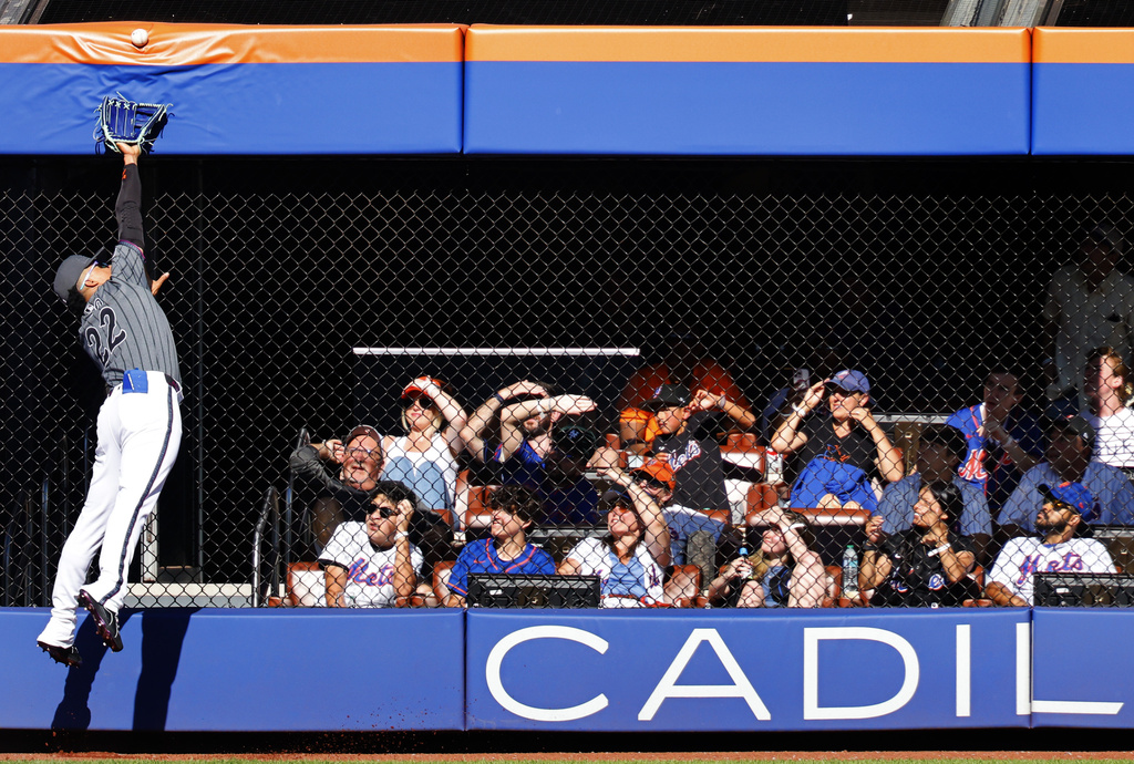 New York Mets outfielder Juan Soto (22) misses a ball hit by Miami Marlins' Heriberto Hernández during the first inning of a baseball game, Saturday, Aug. 30, 2025, in New York. (AP Photo/Noah K. Murray)