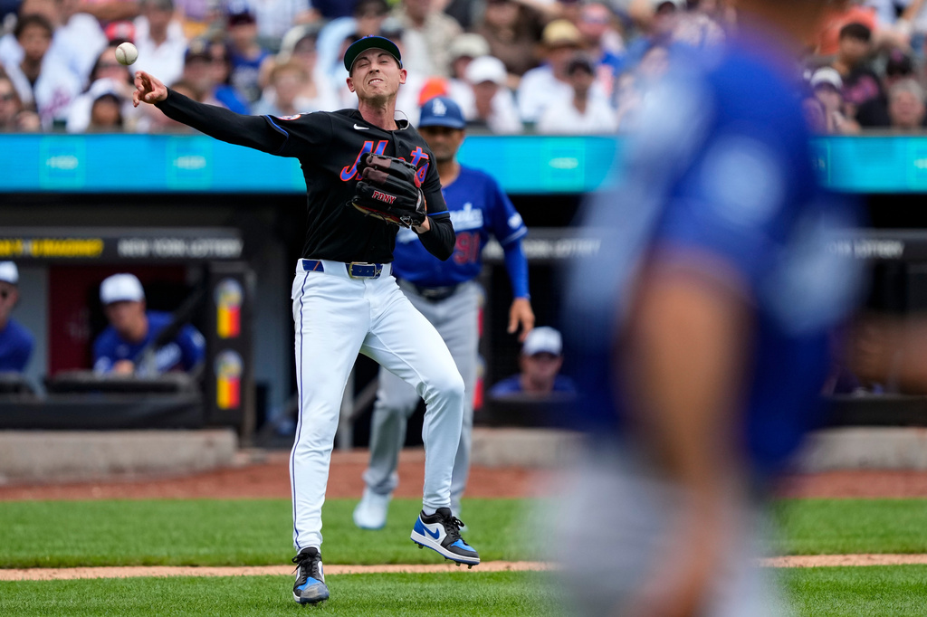 New York Mets pitcher Luke Weaver throws out Los Angeles Dodgers' Teoscar Hernández at first base during the eighth inning of a baseball game, Sunday, July 26, 2026, in New York. (AP Photo/Yuki Iwamura)