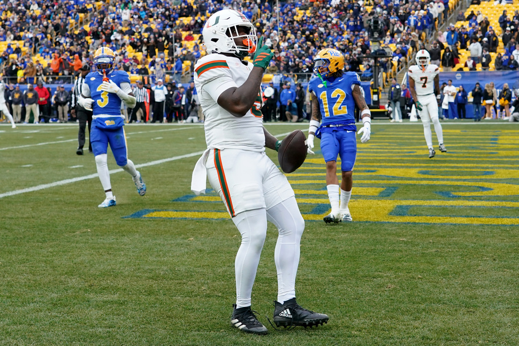 Miami tight end Elija Lofton (9) celebrates after scoring during the first half of an NCAA college football game against Pittsburgh, Saturday, Nov. 29, 2025, in Pittsburgh. (AP Photo/Matt Freed)