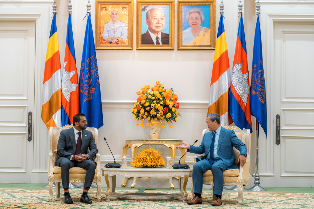 In this photo provided by Agence Kampuchea Press (AKP), U.S. FBI director Kash Patel, left, meets Cambodian Prime Minister Hun Manat at his offices in Phnom Penh, Cambodia on Thursday, July 22, 2026. (AKP via AP)