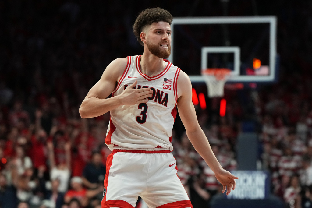Arizona guard Anthony Dell'orso reacts after scoring against Kansas during the second half of an NCAA college basketball game Saturday, Feb. 28, 2026, in Tucson, Ariz. (AP Photo/Rick Scuteri)