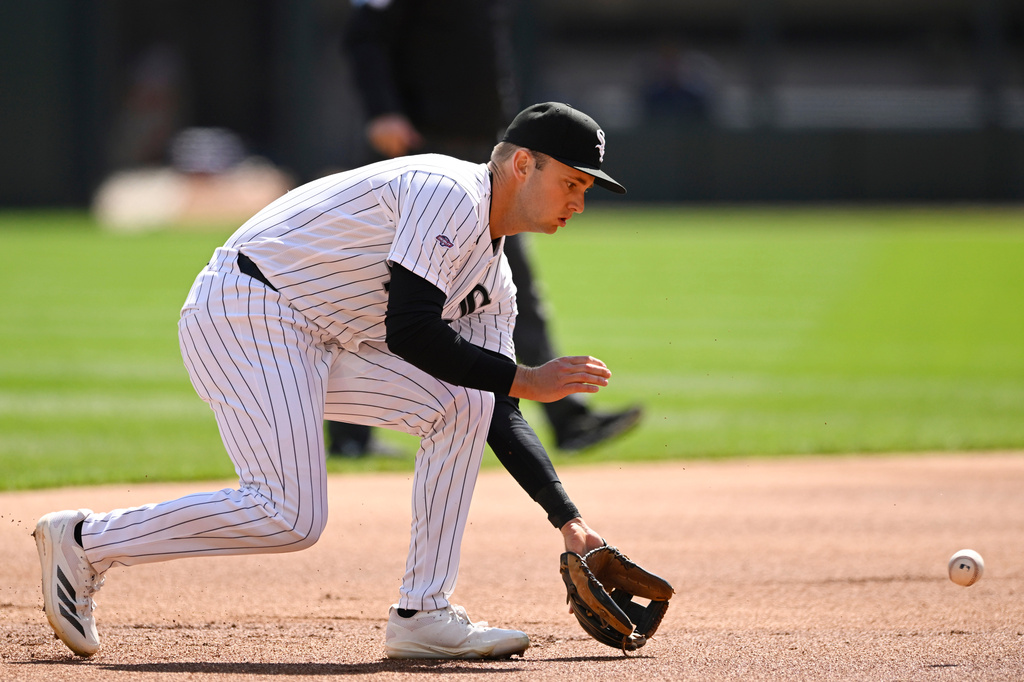 Chicago White Sox shortstop Tanner Murray fields a grounder hit by Toronto Blue Jays' George Springer during the first inning of a baseball game in Chicago, Sunday, April 5, 2026. (AP Photo/Paul Beaty)