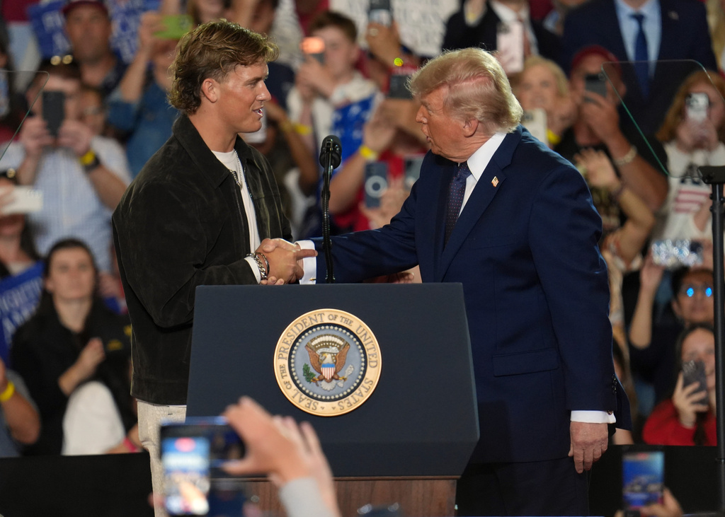 NFL quarterback Jaxson Dart, with the New York Giants, left, introduces President Donald Trump during a Fighting For American Workers event, Friday, May 22, 2026, in Suffern, N.Y. (AP Photo/Ryan Murphy)