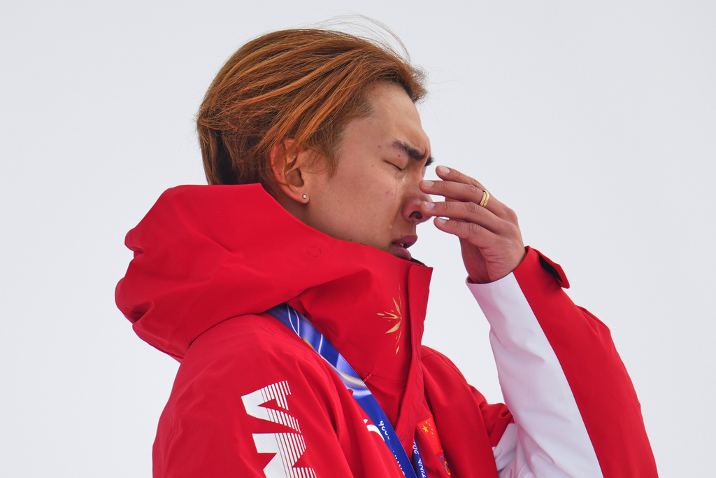 Gold medalist China's Su Yiming sheds tears as he reacts to winning the men's snowboarding slopestyle finals at the 2026 Winter Olympics, in Livigno, Italy, Wednesday, Feb. 18, 2026. (AP Photo/Abbie Parr)