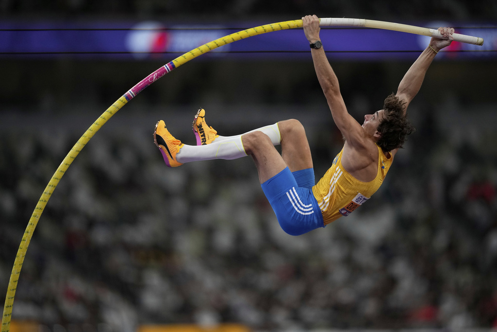 Sweden's Armand Duplantis competes in the men's pole vault final at the World Athletics Championships in Tokyo, Monday, Sept. 15, 2025. (AP Photo/Louise Delmotte)