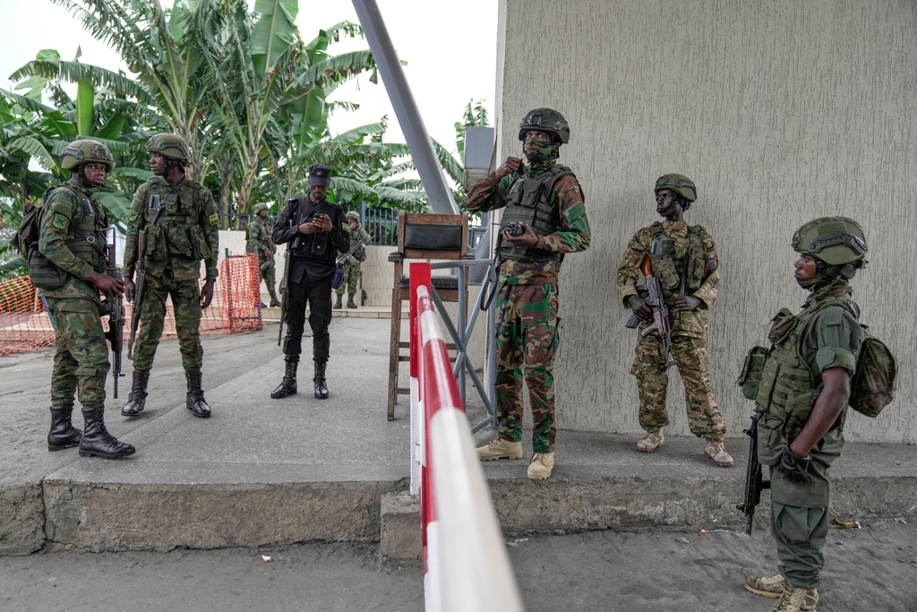 FILE - M23 rebels negotiate with Rwanda Army to release captured Romanian mercenaries to Rwanda Government, who were fighting alongside Democratic Republic of Congo army (FRDC), at Gisenyi border point in Congo, Jan. 29, 2025, after the M23 rebels advanced into eastern Congo's capital Goma. (AP Photo/Brian Inganga, file)