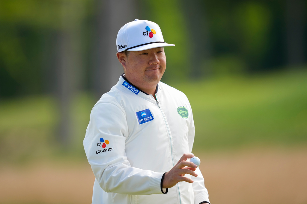 Sungjae Im, of South Korea, waves on the 10th green during the second round of the PGA Championship golf tournament at Aronimink Golf Club, Friday, May 15, 2026, in Newtown Square, PA. (AP Photo/Matt Slocum)