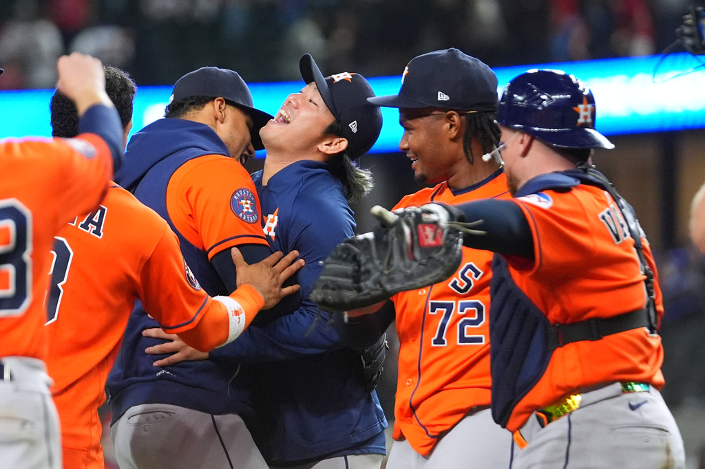 Houston Astros starting pitcher Tatsuya Imai, center, celebrates with teammates, including pitcher Alimber Santa (72) and catcher Christian V·zquez, right, after the team combined for a no-hitter against the Texas Rangers during a baseball game Monday, May 25, 2026, in Arlington, Texas. (AP Photo/Julio Cortez)