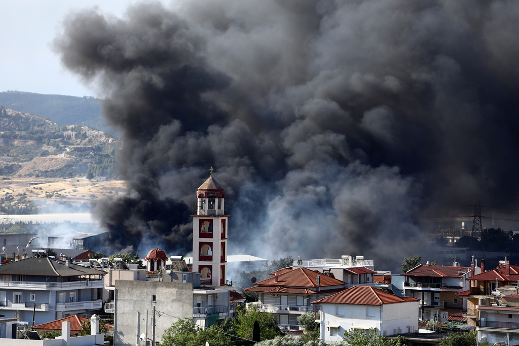 Thick smoke rises above Filothei settlement during a wildfire on the outskirts of the northern city of Thessaloniki, Greece, Sunday, July 5, 2026. (AP Photo/Giannis Papanikos)