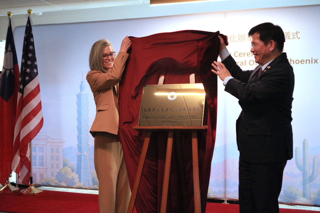 Arizona Gov. Katie Hobbs, left, and Taiwan's Foreign Minister Lin Chia-Lung unveil the plaque at the opening of the Taipei Economic and Cultural Office in Phoenix on Monday, Oct. 5, 2026. (AP Photo/Wufei Yu)