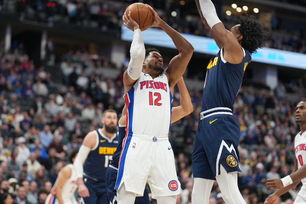 Detroit Pistons forward Tobias Harris, left, goes up for a basket as Denver Nuggets guard Peyton Watson defends in the first half of an NBA basketball game, Tuesday, Jan. 27, 2026, in Denver. (AP Photo/David Zalubowski)