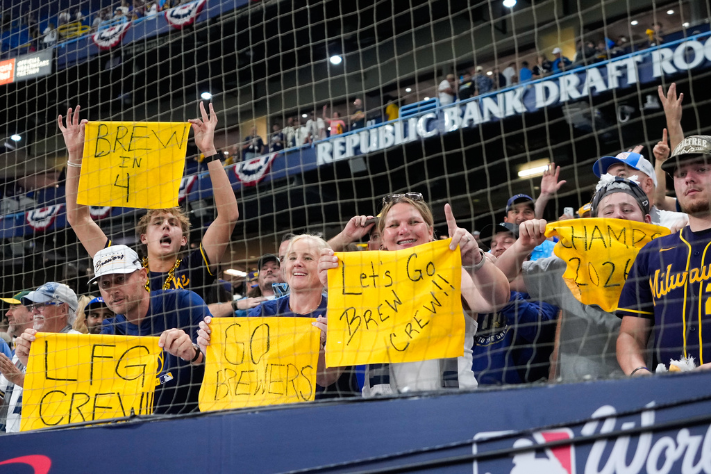 Milwaukee Brewers fans cheer after Game 3 of baseball's World Series, Monday, Oct. 26, 2026, in St. Petersburg, Fla., between the Milwaukee Brewers and the Tampa Bay Rays. (AP Photo/Chris O'Meara)
