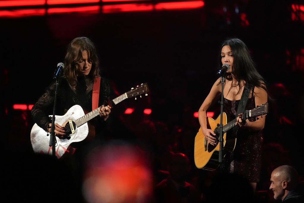 Feist, left and Olivia Rodrigo perform during the 2025 Rock and Roll Hall of Fame Induction Ceremony on Saturday, Nov. 8, 2025, at L.A. Live in Los Angeles. (AP Photo/Chris Pizzello)