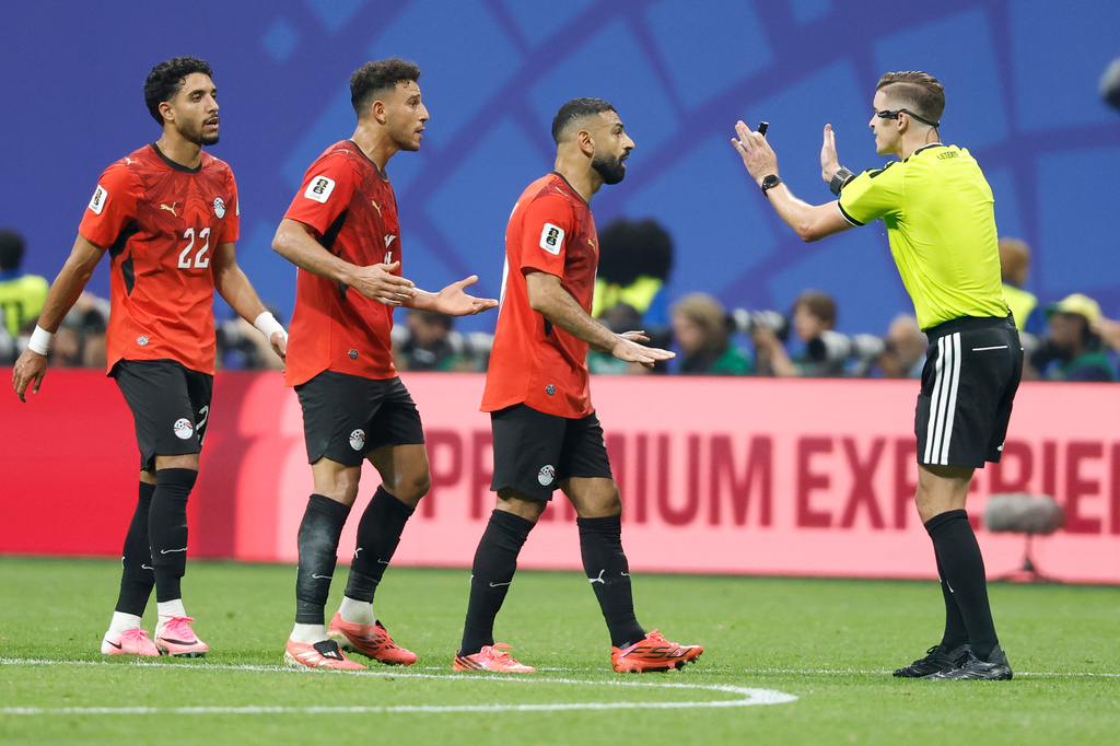 Egypt's Mohamed Salah (10) talks with referee Francois Letexier, of France, during the World Cup round of 16 soccer match between Argentina and Egypt in Atlanta, Tuesday, July 7, 2026. (AP Photo/Erik S. Lesser)