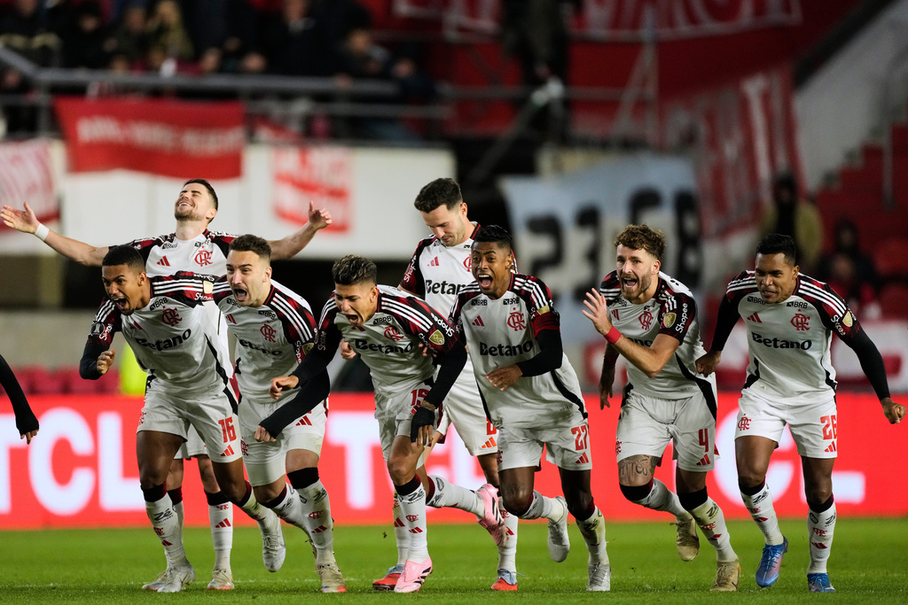 Brazil's Flamengo players celebrate defeating Argentina's Estudiantes de La Plata in a penalty shootout during a Copa Libertadores quarterfinal second leg soccer match in La Plata, Argentina, Thursday, Sept. 25, 2025. (AP Photo/Gustavo Garello)