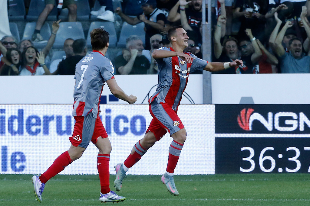 Cremonese's Filippo Terracciano celebrates after scoring during the Italian Serie A soccer match between Cremonese and Sassuolo at the Giovanni Zini in Cremona, Italy, Friday, Aug. 29, 2025. (Alberto Marianii/LaPresse via AP)