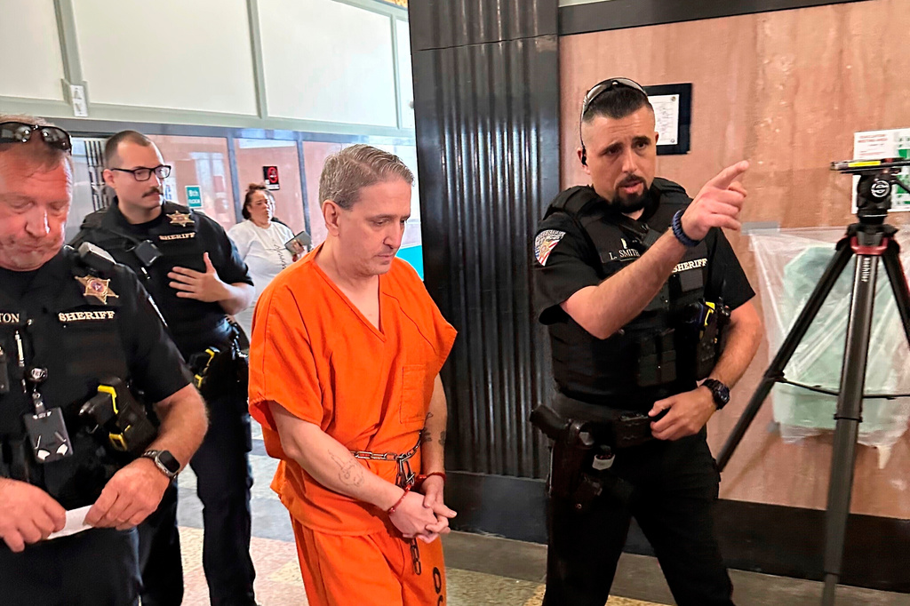 FILE - Oklahoma County Sheriff's deputies lead longtime death row inmate Richard Glossip to a courtroom on June 9, 2025, at the Oklahoma County Courthouse in Oklahoma City. (AP Photo/Sean Murphy, File)