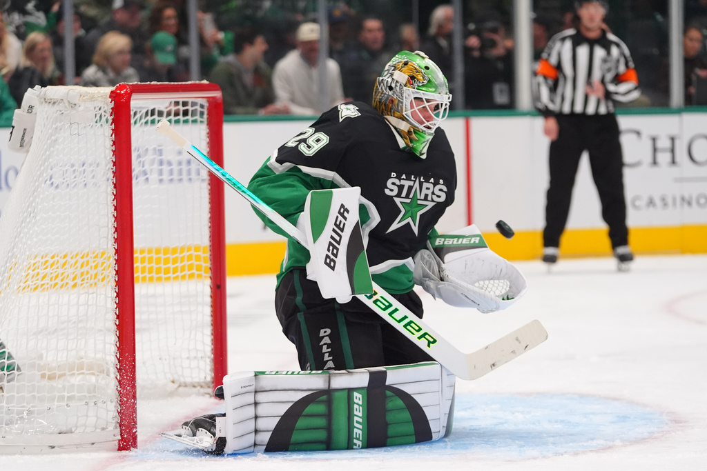 Dallas Stars goaltender Jake Oettinger plays during the second period of an NHL hockey game against the Utah Mammoth Friday, Nov. 28, 2025, in Dallas. (AP Photo/LM Otero)