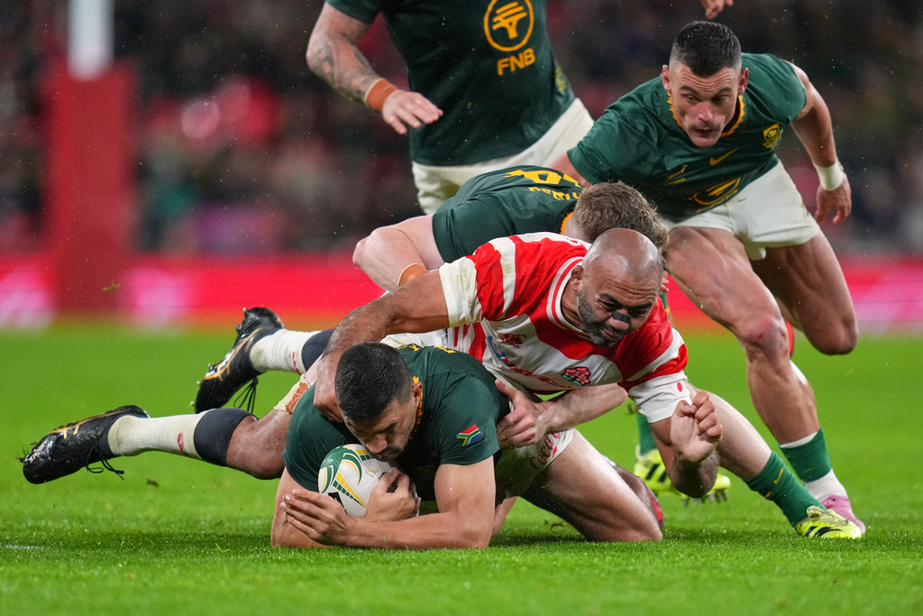 South Africa's Damian de Allende holds the ball during the rugby union Nations Series match between South Africa and Japan in London, Saturday, Nov. 1, 2025 . (AP Photo/Kirsty Wigglesworth)