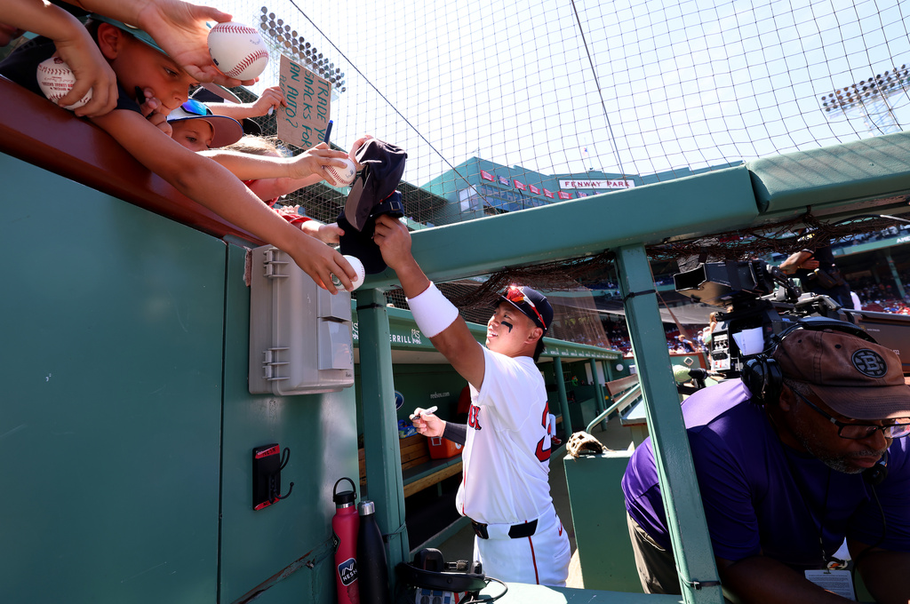 Boston Red Sox shortstop Tsung-Che Cheng signs autographs for fans before the first baseball game of a doubleheader against the Tampa Bay Rays, Friday, July 17, 2026, in Boston. (AP Photo/Mark Stockwell)