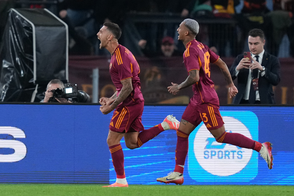 Roma's Lorenzo Pellegrini, left, celebrates after scoring during the Serie A soccer match between Roma and Udinese, in Rome, Sunday, Nov. 9, 2025. (Alfredo Falcone/LaPresse via AP)