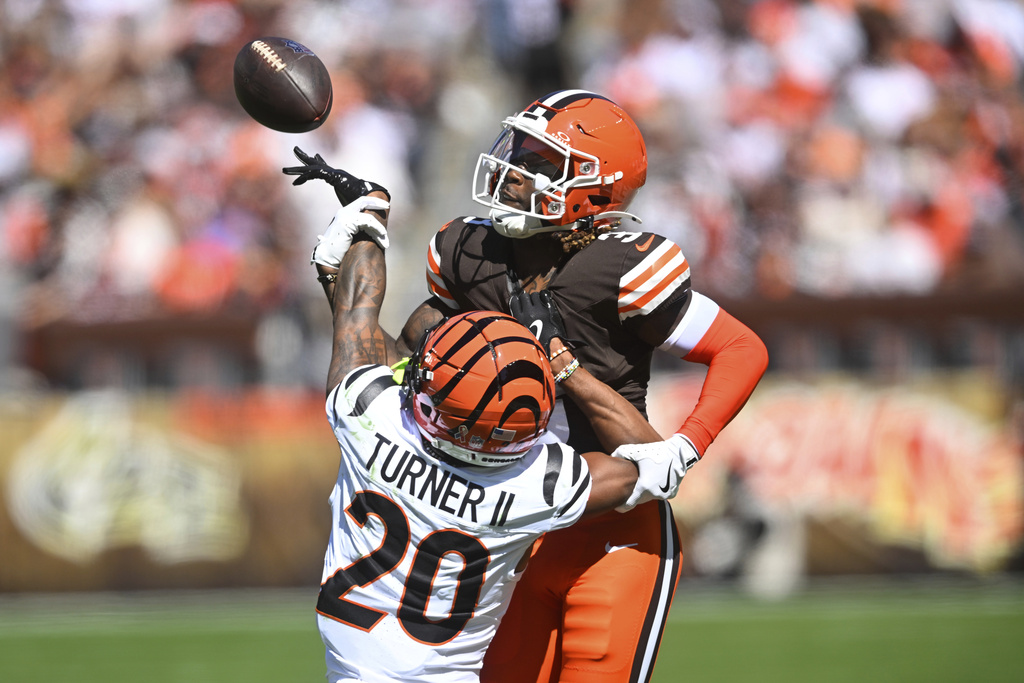 Cincinnati Bengals cornerback DJ Turner II (20) breaks up a pass intended for Cleveland Browns wide receiver Jerry Jeudy (3) during the second half of an NFL football game Sunday, Sept. 7, 2025, in Cleveland. (AP Photo/David Richard )