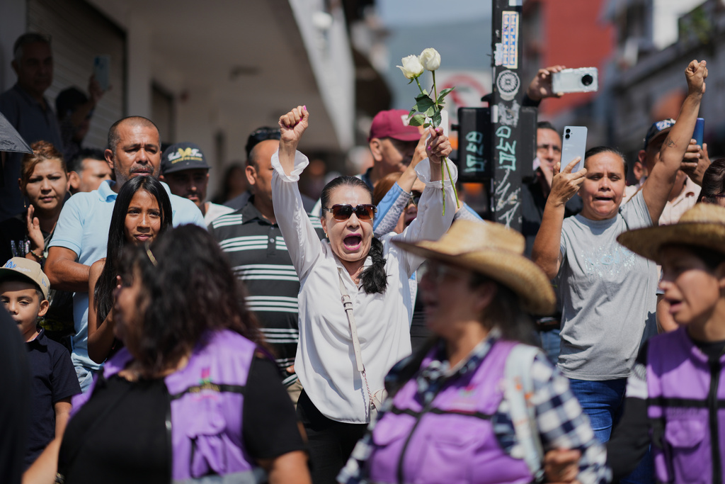 People chant during a funeral procession for late Mayor Carlos Alberto Manzo Rodríguez, who was shot dead during the Day of the dead celebrations, in Uruapan, Michoacan state, Mexico, Sunday, Nov. 2, 2025. (AP Photo/Eduardo Verdugo)