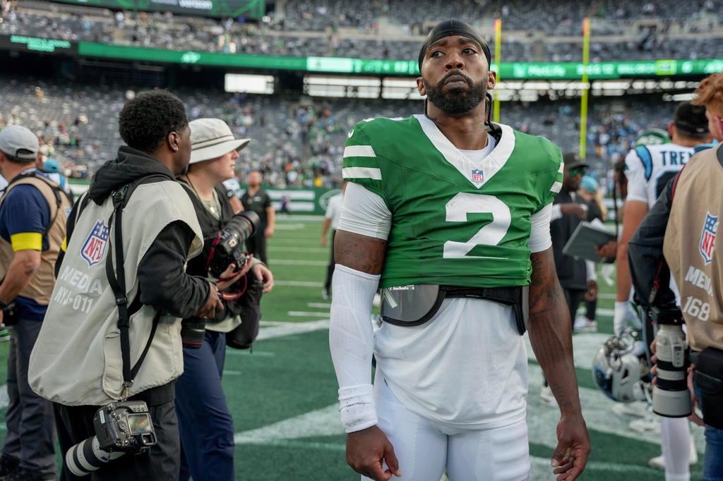 New York Jets quarterback Tyrod Taylor (2) walks off the field after the Jets lost to the Carolina Panthers in an NFL football game, Sunday, Oct. 19, 2025, in East Rutherford, N.J. (AP Photo/Angelina Katsanis)