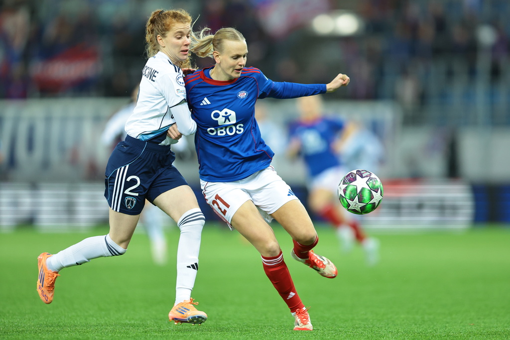 Valerenga's Karina Saevik, right, and Paris FC's Celina Ould Hocine, left, challenge for the ball during the Women's Champions League football match between Valerenga and Paris FC in Oslo, Norway, Wednesday, Dec. 10, 2025. (Thomas Andersen/NTB Scanpix via AP)