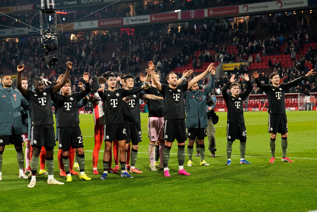 Bayern players greet fans at the end of the German Bundesliga soccer match between 1.FC Koeln and FC Bayern Munich in Cologne, Germany, Wednesday, Jan. 14, 2026. (AP Photo/Martin Meissner)