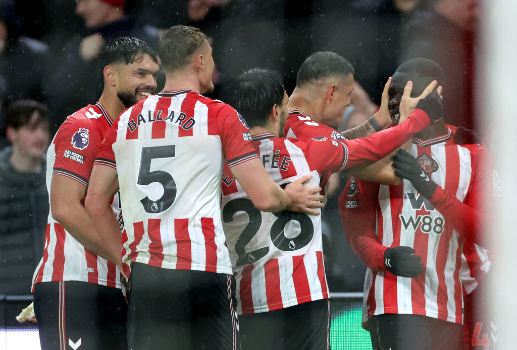 Sunderland's Brian Brobbey, right, celebrates scoring their side's third goal of the game during the English Premier League soccer match between Sunderland and Bournemouth in Sunderland, England, Saturday Nov. 29, 2025. (Steve Welsh/PA via AP)