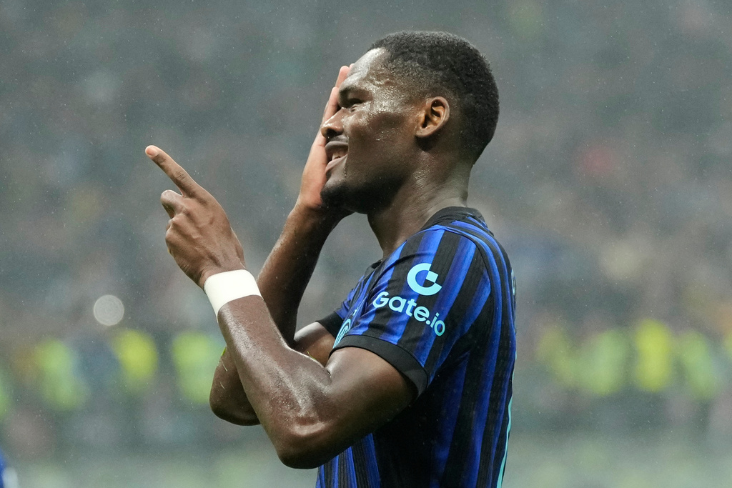 Inter Milan's Ange-Yoan Bonny celebrates after scoring his side's second goal during a Serie A soccer match between Inter Milan and Cremonese at the San Siro stadium in Milan, Italy, Saturday Oct.4, 2025. (AP Photo/Luca Bruno)