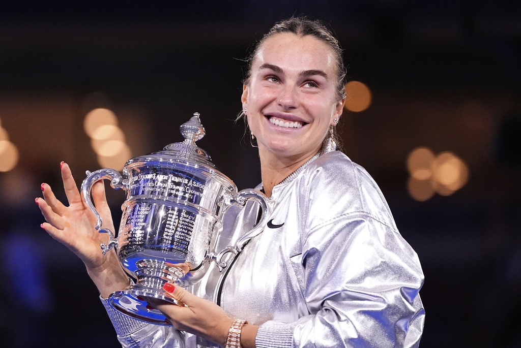 Aryna Sabalenka, of Belarus, holds her trophy aftyer defeating Amanda Anisimova, of the United States, after the women's finals of the U.S. Open tennis championships, Saturday, Sept. 6, 2025, in New York. (AP Photo/Yuki Iwamura)
